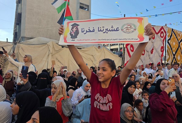 طلاب فلسطينيون متفوقون في المرحلة الثانوية برفقة عائلاتهم خلال حفل تكريم في خان يونس، جنوب قطاع غزة، في 6 أغسطس/آب 2026، احتفاءً بنجاح 140 طالبًا وطالبة رغم الظروف الصعبة. تصوير: طارق محمد