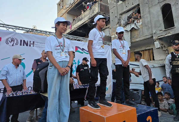 أطفال فلسطينيون يشاركون في ماراثون بين أنقاض حي الأمل في خان يونس، بالتزامن مع إطلاق مبادرة محلية لدعم الأيتام، جنوب قطاع غزة، 31 يوليو/تموز 2026. تصوير: طارق محمد.