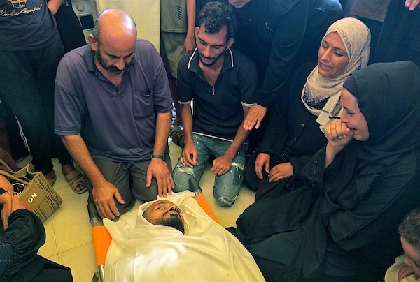 ودّع فلسطينيون جثمان إبراهيم كوارع خلال جنازته في خان يونس، جنوب قطاع غزة، في 22 أغسطس/آب 2026. صورة: طارق محمد
