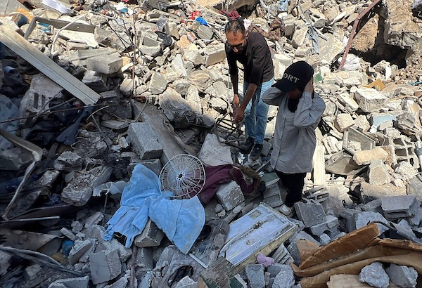 العروس الفلسطينية آية مطران تجلس على أنقاض منزلها المستقبلي في مخيم المغازي، وسط قطاع غزة، في 6 أغسطس/آب 2026، بعدما قالت إنه دُمّر في غارة جوية إسرائيلية قبل ساعات من موعد زفافها، ما أدى إلى فقدان مقتنياتها وتأجيل الحفل. تصوير: يوسف أبو وطفة