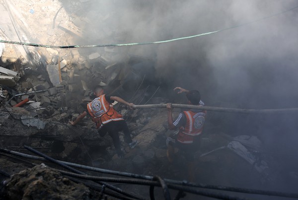 فلسطينيون يتجمعون قرب محطة لتحلية المياه استهدفتها غارة إسرائيلية في حي الشيخ رضوان بمدينة غزة، في 24 أغسطس/آب 2026.صورة: محمد صالحة