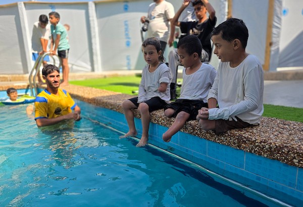 أطفال فلسطينيون فقدوا أطرافهم خلال الحرب يشاركون في تدريب للسباحة والتمارين المائية في خان يونس، جنوب قطاع غزة، 20 آب/أغسطس 2026. (تصوير: طارق محمد)