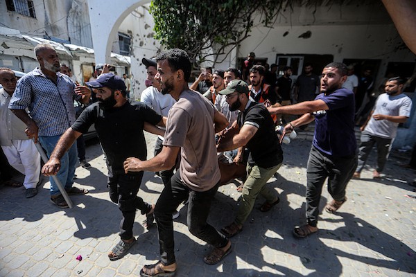 انتشل مسعفون ومتطوعون جثامين شهداء وجرحى من موقع غارة إسرائيلية استهدفت مقرًا للشرطة البلدية وسط غزة، 19 أغسطس/آب 2026،(صورة: بلال أسامة)