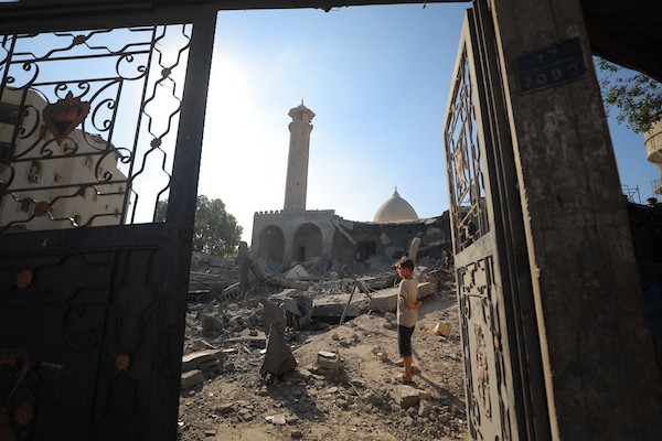يتفقد فلسطينيون الدمار الذي لحق بمسجد أبو سليم التاريخي في دير البلح، وسط قطاع غزة، في 25 أغسطس/آب 2026، بعد استهدافه في غارة إسرائيلية. (صورة: حسن الجدي)