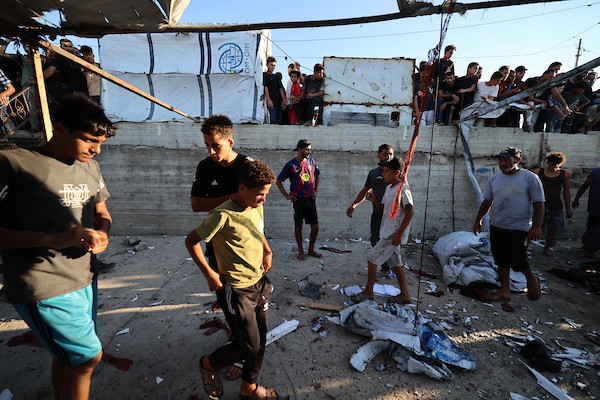 فلسطينيون في موقع غارة جوية إسرائيلية استهدفت مجموعة من المدنيين على الواجهة البحرية غرب مدينة غزة، في 18 أغسطس/آب 2026.(صورة: هادي داود)