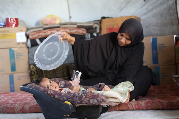 تعيش عائلات فلسطينية نازحة في خيام بمخيم النصيرات للاجئين وسط قطاع غزة، في 13 أغسطس/آب 2026. (صورة: حسن الجدي)