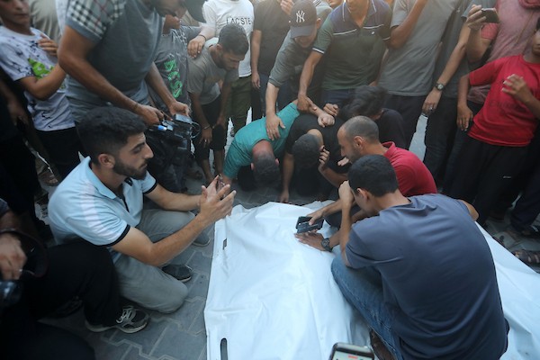 فلسطينيون يشيعون جثامين ستة أشخاص بينهم طفل في مستشفى الشفاء بمدينة غزة، في 18 أغسطس/آب 2026. تصوير: بلال أسامة