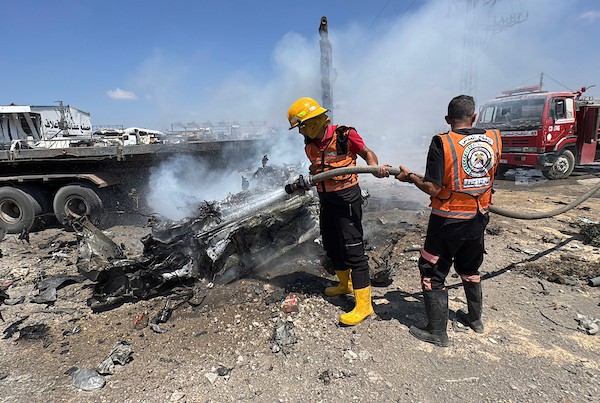 تجمّع فلسطينيون في موقع غارة إسرائيلية استهدفت بركسا قرب مفترق المغازي وسط قطاع غزة، في 23 أغسطس/آب 2026،(صورة: أحمد إبراهيم)