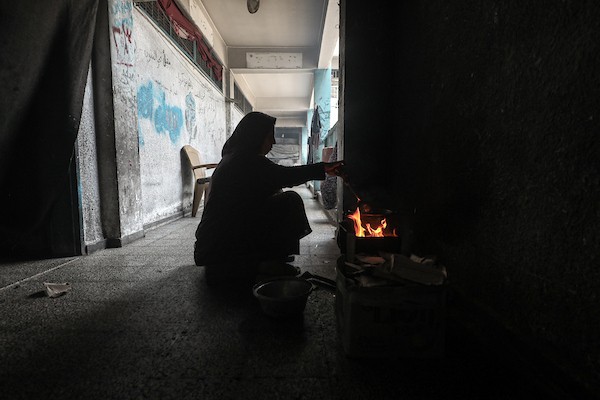فلسطينيون نازحون داخل ملاجئ تابعة لـ«الأونروا» في مخيم النصيرات، وسط قطاع غزة، في 7 أغسطس/آب 2026، في ظل ارتفاع درجات الحرارة ونقص التهوية والكهرباء والمياه. تصوير: معز صالحي