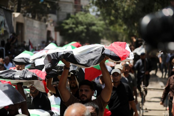 فلسطينيون يشيّعون في مدينة غزة، في 4 أغسطس/آب 2026، جثامين ورفات 112 شخصاً من عائلتي الحساينة وأبو شريعة، انتشلتها طواقم الدفاع المدني من تحت أنقاض منازلهم في حي الصبرة، بعد بقائها مدفونة منذ غارة إسرائيلية استهدفت المنطقة في نوفمبر/تشرين الثاني 2023.