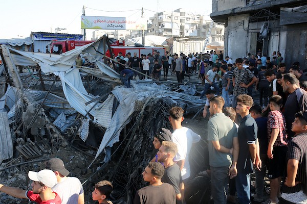 فلسطينيون يتجمعون قرب محطة لتحلية المياه استهدفتها غارة إسرائيلية في حي الشيخ رضوان بمدينة غزة، في 24 أغسطس/آب 2026.صورة: محمد صالحة