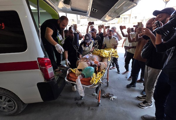 نقل مسعفون فلسطينيين جرحى إلى مجمع ناصر الطبي في خان يونس، جنوب قطاع غزة، في 16 أغسطس/آب 2026، بعد غارة جوية إسرائيلية استهدفت خيمة في منطقة المواصي.(صورة: طارق محمد)