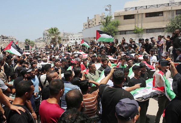 فلسطينيون يشيّعون في مدينة غزة، في 4 أغسطس/آب 2026، جثامين ورفات 112 شخصاً من عائلتي الحساينة وأبو شريعة، انتشلتها طواقم الدفاع المدني من تحت أنقاض منازلهم في حي الصبرة، بعد بقائها مدفونة منذ غارة إسرائيلية استهدفت المنطقة في نوفمبر/تشرين الثاني 2023.