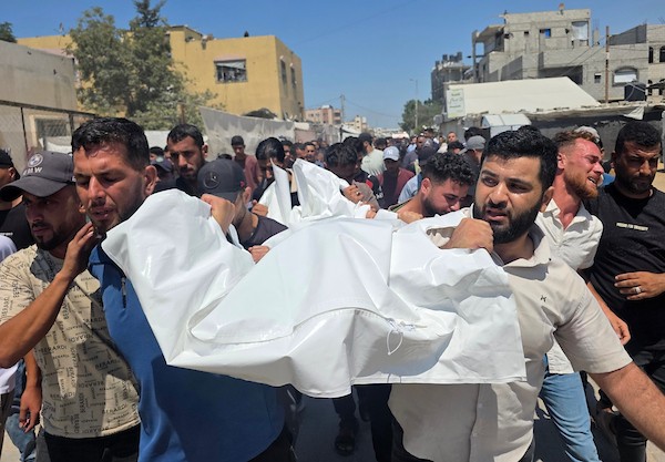 حضر المشيعون جنازة ثلاثة من أفراد عائلة عابدين في مجمع ناصر الطبي بخان يونس، جنوب قطاع غزة، في 28 أغسطس/آب 2026.صورة: طارق محمد