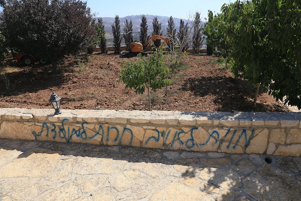 يتفقد فلسطينيون منزلاً أُضرمت فيه النيران عقب هجوم شنه مستوطنون إسرائيليون في قرية أوصرين، جنوب نابلس، في 23 أغسطس/آب 2026.(صورة: محمد ناصر)