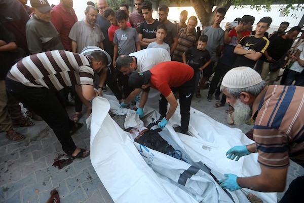 فلسطينيون يشيعون جثامين ستة أشخاص بينهم طفل في مستشفى الشفاء بمدينة غزة، في 18 أغسطس/آب 2026. تصوير: بلال أسامة