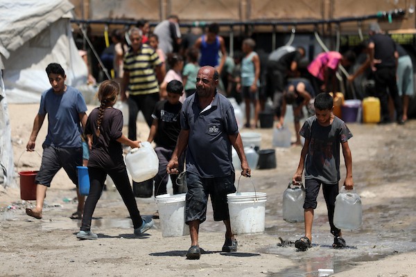 فلسطينيون نازحون يتجمعون للحصول على المياه في مخيم على شاطئ مدينة غزة، في 12 أغسطس/آب 2026. (صورة: أسامة)