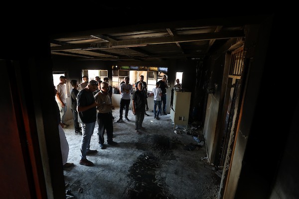 فلسطينيون يتفقدون منزلاً تضرر جراء حريق قال سكان إن مستوطنين أشعلوه في منطقة خلات الفرا بمدينة يطا، جنوب الخليل، 20 أغسطس/آب 2026. صورة: مأمون وزواز