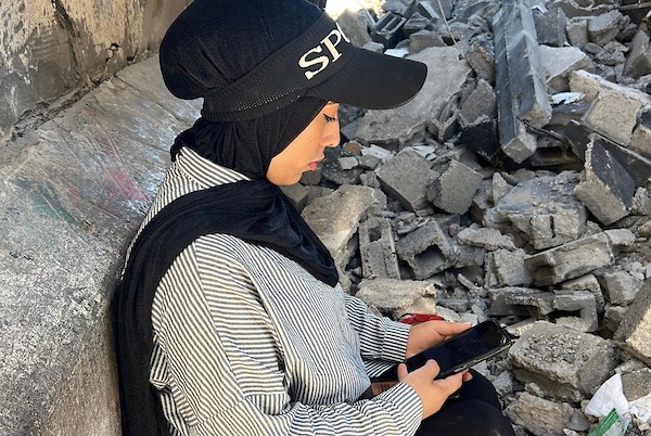 العروس الفلسطينية آية مطران تجلس على أنقاض منزلها المستقبلي في مخيم المغازي، وسط قطاع غزة، في 6 أغسطس/آب 2026، بعدما قالت إنه دُمّر في غارة جوية إسرائيلية قبل ساعات من موعد زفافها، ما أدى إلى فقدان مقتنياتها وتأجيل الحفل. تصوير: يوسف أبو وطفة