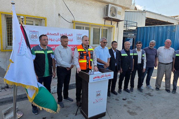 رئيس بلدية خان يونس علاء الدين البطة خلال مؤتمر لاتحاد بلديات غزة للتحذير من أزمة المياه والصرف الصحي. تصوير: طارق محمد