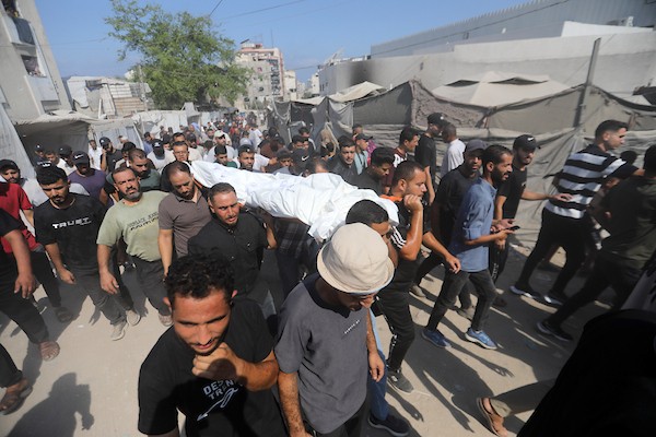 فلسطينيون يشاركون في جنازة ثلاثة شهداء داخل مستشفى الشفاء بمدينة غزة، بعد استشهادهم في غارة جوية إسرائيلية على مخيم جباليا شمال قطاع غزة، 26 أغسطس/آب 2026. تصوير: بلال أسامة.
