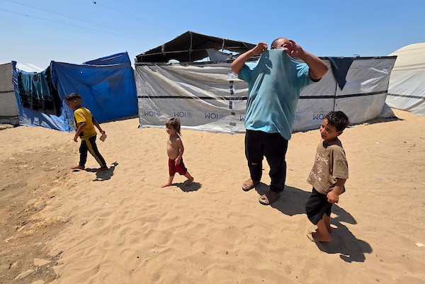 في خيمة بسيطة بمخيم للنازحين في منطقة المواصي بخان يونس، تحاول عائلة محمد المغير مواصلة تفاصيل حياتها اليومية وسط موجة حر ونقص في الاحتياجات (تصوير: طارق محمد)