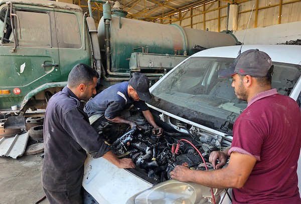 عمال في بلدية خان يونس يصلحون مرافق المياه والصرف الصحي والمولدات وسط نقص الوقود وقطع الغيار. تصوير: طارق محمد