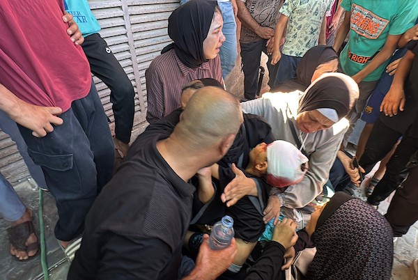 فلسطينيون يودّعون جثماني الطفل تيم حمدان (3 أعوام) والشاب حسام نصير في مستشفى شهداء الأقصى، عقب قصف إسرائيلي على دير البلح وسط قطاع غزة، 30 أغسطس/آب 2026. (تصوير: أحمد إبراهيم)