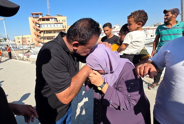 مرضى فلسطينيون ومرافقوهم لدى وصولهم إلى مجمع ناصر الطبي في خان يونس، جنوب قطاع غزة، في 10 أغسطس/آب 2026، بعد عودتهم من الضفة الغربية عبر معبر كرم أبو سالم إثر أشهر من تعذر الوصول إلى غزة بسبب الحرب وإغلاق المعابر. (صورة: طارق محمد)