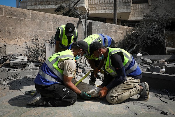 متطوعون من فريق حماة التراث يعملون على ترميم مسجد أبو سليم التاريخي في دير البلح وسط قطاع غزة، في 27 آب/أغسطس 2026. (تصوير: معز صالحي)