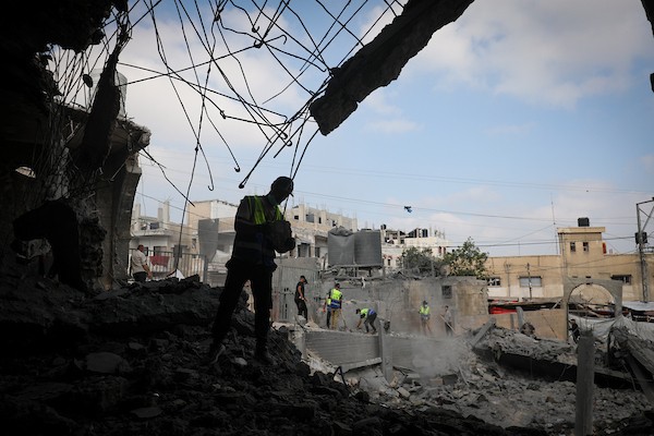 متطوعون من فريق حماة التراث يعملون على ترميم مسجد أبو سليم التاريخي في دير البلح وسط قطاع غزة، في 27 آب/أغسطس 2026. (تصوير: معز صالحي)