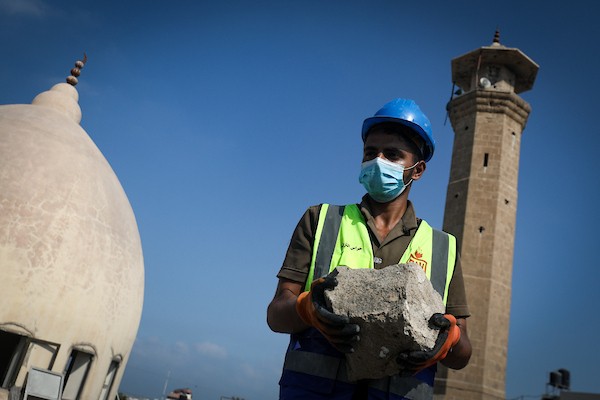 متطوعون من فريق حماة التراث يعملون على ترميم مسجد أبو سليم التاريخي في دير البلح وسط قطاع غزة، في 27 آب/أغسطس 2026. (تصوير: معز صالحي)