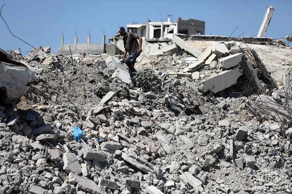 يحاول الفلسطينيون النازحون مواصلة حياتهم اليومية في بيت لاهيا، شمال قطاع غزة، في 24 أغسطس/آب 2026، وسط دمار واسع النطاق خلفته الحرب. صورة: بلال أسامة