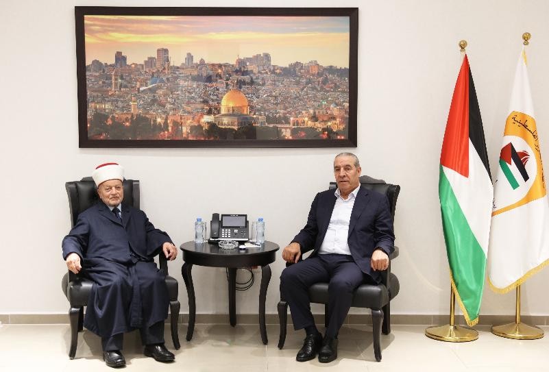 الشيخ يبحث مع المفتي العام التطورات بالأقصى.jfif