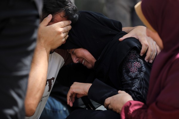دّع المشيّعون جثماني عمر السراج وعاصم أبو عبده، اللذين استشهدا في غارة جوية إسرائيلية قرب الحديقة العامة في مدينة غزة في 31 أغسطس/آب 2026. (صورة: بلال أسامة)