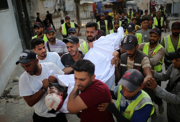 فلسطينيون يشاركون في تشييع عامل التوصيل رائد عادل محمد عليان (24 عامًا)، الذي استشهد في غارة جوية إسرائيلية، 29 أغسطس/آب 2026.تصوير: محمد صالحة