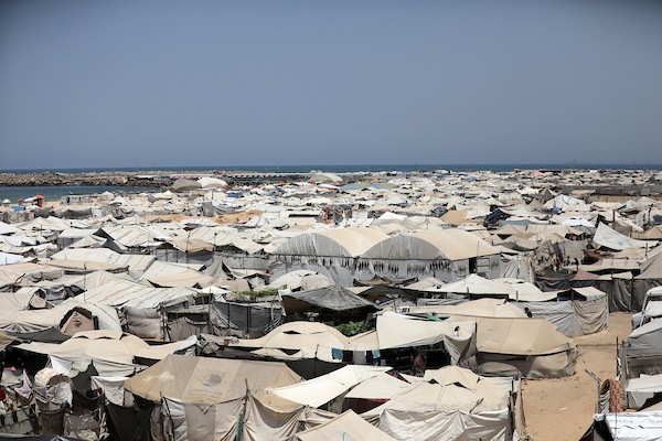 فلسطينيون نازحون يقيمون في خيام مؤقتة ومكتظة على طول شاطئ مدينة غزة، في 12 أغسطس/آب 2026.(صورة: بلال أسامة)