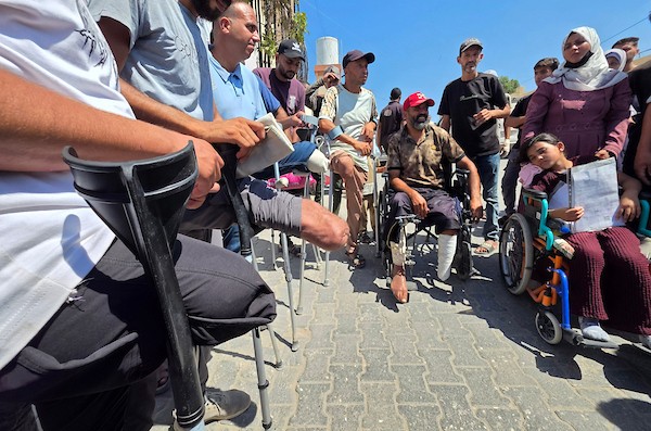 مرضى وجرحى فلسطينيون خلال اعتصام أمام مجمع ناصر الطبي في خان يونس، جنوب قطاع غزة، للمطالبة بفتح المعابر وتمكينهم من السفر للعلاج، 30 أغسطس/آب 2026. (تصوير: طارق محمد)
