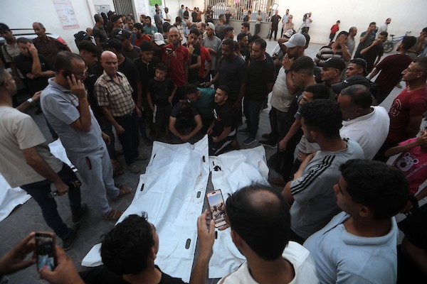 فلسطينيون يشيعون جثامين ستة أشخاص بينهم طفل في مستشفى الشفاء بمدينة غزة، في 18 أغسطس/آب 2026. تصوير: بلال أسامة