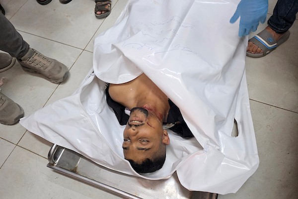 نقل مسعفون جثمان فلسطيني وعدداً من الجرحى، بينهم أطفال، إلى مجمع ناصر الطبي في خان يونس، جنوب قطاع غزة، في 25 أغسطس/آب 2026.(صورة: طارق محمد)