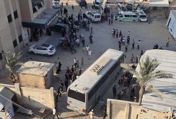 وصل أسرى فلسطينيون مُفرج عنهم من السجون الإسرائيلية إلى مجمع ناصر الطبي في خان يونس، جنوب قطاع غزة، في 16 أغسطس/آب 2026. (صورة: طارق محمد)