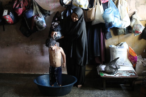 نازحون فلسطينيون داخل مدرسة تحولت إلى مأوى في مخيم النصيرات وسط قطاع غزة، 17 أغسطس/آب 2026. تصوير: حسن الجدي