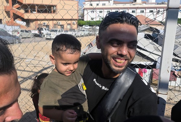 مرضى فلسطينيون ومرافقوهم لدى وصولهم إلى مجمع ناصر الطبي في خان يونس، جنوب قطاع غزة، في 10 أغسطس/آب 2026، بعد عودتهم من الضفة الغربية عبر معبر كرم أبو سالم إثر أشهر من تعذر الوصول إلى غزة بسبب الحرب وإغلاق المعابر. (صورة: طارق محمد)