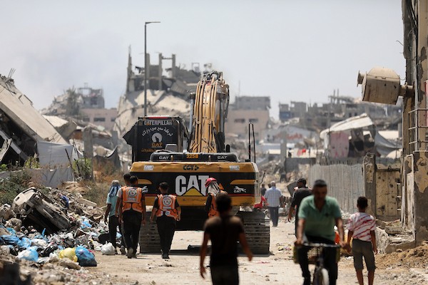 في 23 أغسطس/آب 2026، عمل عناصر الدفاع المدني الفلسطيني على انتشال جثث من تحت أنقاض منزل عائلة أبو شمالة في حي الزيتون، شرق مدينة غزة، (صورة: بلال أسامة)