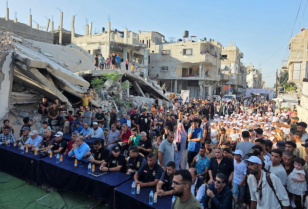 أطفال فلسطينيون يشاركون في ماراثون بين أنقاض حي الأمل في خان يونس، بالتزامن مع إطلاق مبادرة محلية لدعم الأيتام، جنوب قطاع غزة، 31 يوليو/تموز 2026. تصوير: طارق محمد.