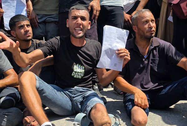 مرضى وجرحى فلسطينيون يشاركون في وقفة أمام مجمع ناصر الطبي في خان يونس، جنوب قطاع غزة، في 9 أغسطس/آب 2026، مطالبين بفتح المعابر والسماح لهم بمغادرة القطاع لاستكمال العلاج، في ظل تراجع أعداد المسافرين وتراكم طلبات الإحالة الطبية. (تصوير: طارق محمد)