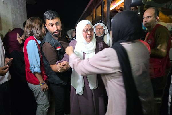 وصل مرضى فلسطينيون ومرافقوهم وعمال عائدون من الضفة الغربية إلى مجمع ناصر الطبي في خان يونس، جنوب قطاع غزة، ليلة 25 أغسطس/آب 2026. (صورة: طارق محمد)