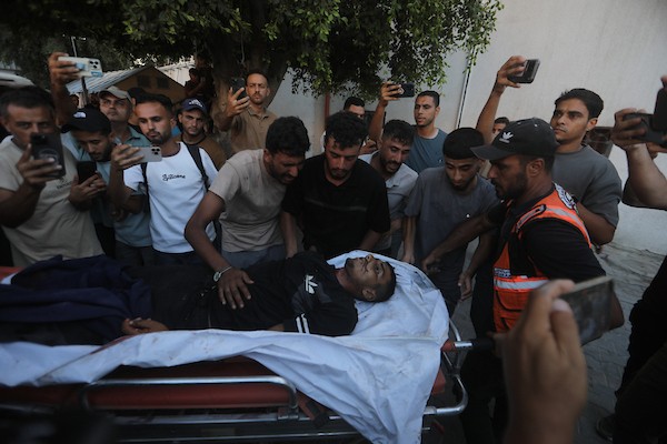 ودّع فلسطينيون جثامين ثلاثة أشخاص في مجمع الشفاء الطبي بمدينة غزة في 25 أغسطس/آب 2026، بعد استشهادهم في غارة إسرائيلية على مخيم جباليا (صورة: بلال أسامة)