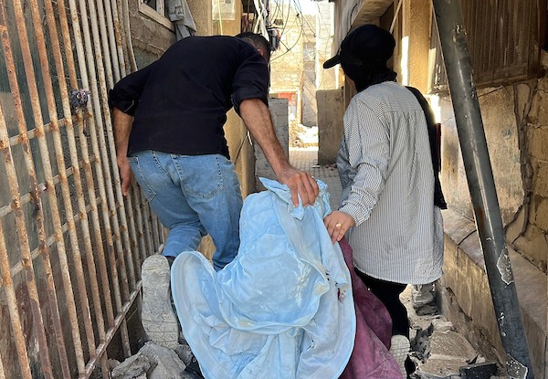 العروس الفلسطينية آية مطران تجلس على أنقاض منزلها المستقبلي في مخيم المغازي، وسط قطاع غزة، في 6 أغسطس/آب 2026، بعدما قالت إنه دُمّر في غارة جوية إسرائيلية قبل ساعات من موعد زفافها، ما أدى إلى فقدان مقتنياتها وتأجيل الحفل. تصوير: يوسف أبو وطفة