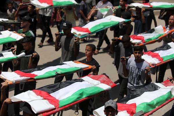فلسطينيون يشيّعون في مدينة غزة، في 4 أغسطس/آب 2026، جثامين ورفات 112 شخصاً من عائلتي الحساينة وأبو شريعة، انتشلتها طواقم الدفاع المدني من تحت أنقاض منازلهم في حي الصبرة، بعد بقائها مدفونة منذ غارة إسرائيلية استهدفت المنطقة في نوفمبر/تشرين الثاني 2023.